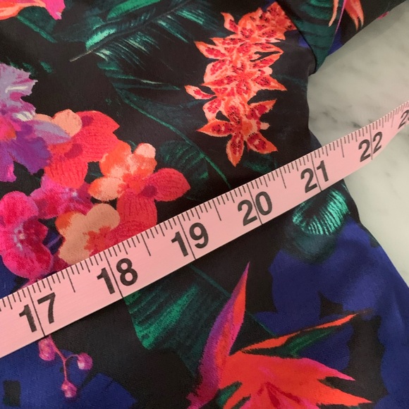 Victoria Secret floral + lace short robe + shorts in beautiful design and colour - Picture 8 of 12